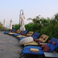 在Jumeirah朱美拉海灘渡假村的園區裡，有許多露天的躺椅