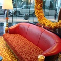 Burj Al Arab大廳的落地窗旁，這張紅色的椅子，是歡心愉悅的住客最先坐上的椅子。