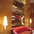 電梯口，這張漂亮的椅子，把「金、紅、黑」三種顏色詮釋出來，令人激賞