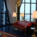 Burj Al Arab在不經意的角落都有一張漂亮的椅子，讓人忍不住想小坐片刻