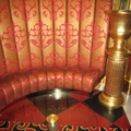Al Iwan餐廳，以黑、紅、金三種顏色為主，高貴而華麗，這是一張高背的沙發椅
