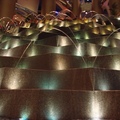 進入Burj Al Arab的大門，迎面而來的階梯式水泉，激起了歡愉的節奏