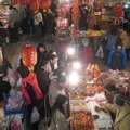 台北市南門市場，年節時期，生意興隆，尤其是賣年菜，很有特色