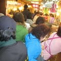 台北市南門市場裡擠滿購買年菜的民眾，還有郵務送達的服務