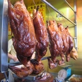 廣東館子裡也掛出剛烤好的「脆皮燒鴨」