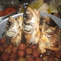 炸透的魚頭和炸肉丸子，都是年菜中能久放的菜