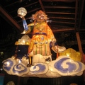 2009年肖年，龍山寺主燈「牛王」穿龍袍，戴頭冠，手按寶劍，托著光明珠而來