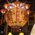 艋舺龍山寺的花燈，精美無比，各有深意，既賞心悅目又能教化人心。