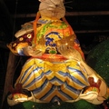 2008肖鼠，龍山寺身穿龍袍的「鼠王」，手裡拿著金元寶