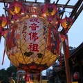 2009年歲次己丑，肖牛，夜色中，龍山寺的「平安總燈」愈來愈華麗