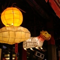 龍山寺廊簷下掛著一個「苦盡甘來」的花燈，十分有趣。