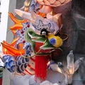 2009年龍山寺大門口的一對花燈「龍門魚躍」，設色典雅，做工精緻
