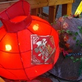 大紅色的「福袋燈」，是龍山寺花燈中造型簡單，喜氣洋洋的燈籠