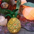 鳳梨是台灣水果中的名產，年節期間「鳳梨」的諧音成了「旺來」，這是龍山寺的「鳳梨燈」