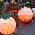 橘子，在過年期間別有新意，象徵「大吉大利」這是龍山寺的「吉利燈」造型簡單，好討喜