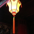 2009年龍山寺燈會，高掛幾盞造型簡潔，線條極美的宮燈，上面繪著精美的蝴蝶，是馬 亞最喜歡的燈籠