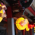 龍山寺西廂的廊簷掛著「馬、羊、猴、雞、狗、豬」十二生肖的花燈
