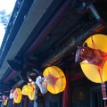 龍山寺東廂的廊簷下掛著「鼠、牛、虎、兔、龍、蛇」十二生肖的花燈