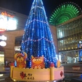 台北街景的節慶氣氛是從「耶誕節」「元旦新年」「農曆新年」到「元宵花燈」