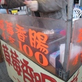 為搭配地方特色，台灣各地觀光景點，都有賣烤香腸的攤子，這是大湖烤「草莓香腸」的攤子。