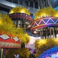 原民風情的竹子高台上，插滿明黃色的跳舞蘭，很熱鬧啦！