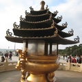 這是淡水天元宮的大香爐，造型很特別，與「真元天壇」相映成趣