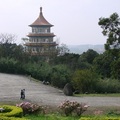 淡水天元宮居高臨下，繁花綠樹，春景宜人