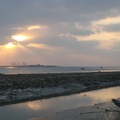 春日暖陽照亮了淡水河對岸的「台北港」，夕照非常美