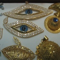 波斯風情的項鍊墜子，是一隻神祕的「藍眼睛」，眼角還掛著一顆鑽石淚啊！