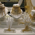 波斯灣畔的「黃金市集」裡可以看到復古風情的首飾，造型華麗，金光閃閃