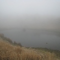 濃霧中，藍茵湖悄悄隱身於高山草原上