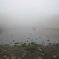 濃濃的春霧籠罩在「藍茵湖」水面，更添幾許神祕