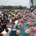 這是2009年母親節當天，在總統府前民眾「浴佛」的盛況