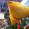 台北建國花市教做「香包」，現場有一個好大的粽形香包