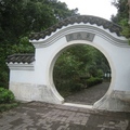 台北市士林區至善路旁，有一個洞門，這就是「至德園」的入口
