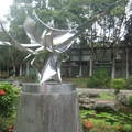 雕塑大師楊英風的名作「有鳳來儀」，立在「至德園」的荷花池畔