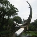這是「至德園」荷花池畔的戶外雕塑作品「有鳳來儀」，是楊英風的名作
