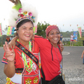 來自多明尼加的瑪莉亞，頭上戴著原鄉風情的小紅帽，與盛裝的阿美族婦女合影