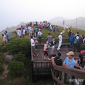 清晨，六十石山的「忘憂亭」擠滿遊客，大家用興奮的心情等待日出
