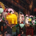 新竹城隍廟的廊廡下掛滿手工製作的花燈