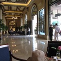 香港半島酒店的入門處，天花板的裝飾很典雅，大理石的地板光可鑑人。