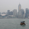 香港維多利亞港，三面環繞著摩登的高樓