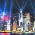 每晚8點，從港邊特定的大樓頂射出耀眼的激光，
香港是顆「海上明珠」璀璨無比