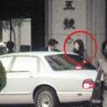 2002年7 月 5 日 　 18：05 余 政 憲 夫 人 鄭 貴 蓮 到 內 政 部 門 口 會 合 ， 準 備 往 官 邸 赴 宴 。(