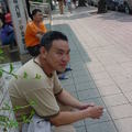 20060621人民廣場的老范，微笑地看著群賢樓不語