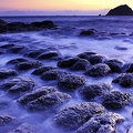 漲潮時，可拍到海水在岩縫中流竄的動感。