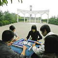 重庆市江津区，市民在烈士陵园打麻将