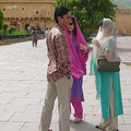 印度和巴基斯坦一帶錫克教（Sikh）婦女的服飾，注意它有點像越南裝，長度超過膝蓋的「上衣」搭配長褲，種類及花樣很多，一般顏色都非常鮮豔