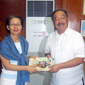 Central News Agency (2008-03-06)中華民國駐菲律賓副代表劉姍姍（左）五日（當地時間）訪呂宋島中部丹轆省省政府，由代理省長吳亞洛接見。兩人同意促成丹轆省與嘉義縣締結姐妹關係。