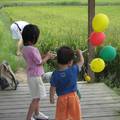 家附近的旅行--玩氣球的小女孩與小男孩